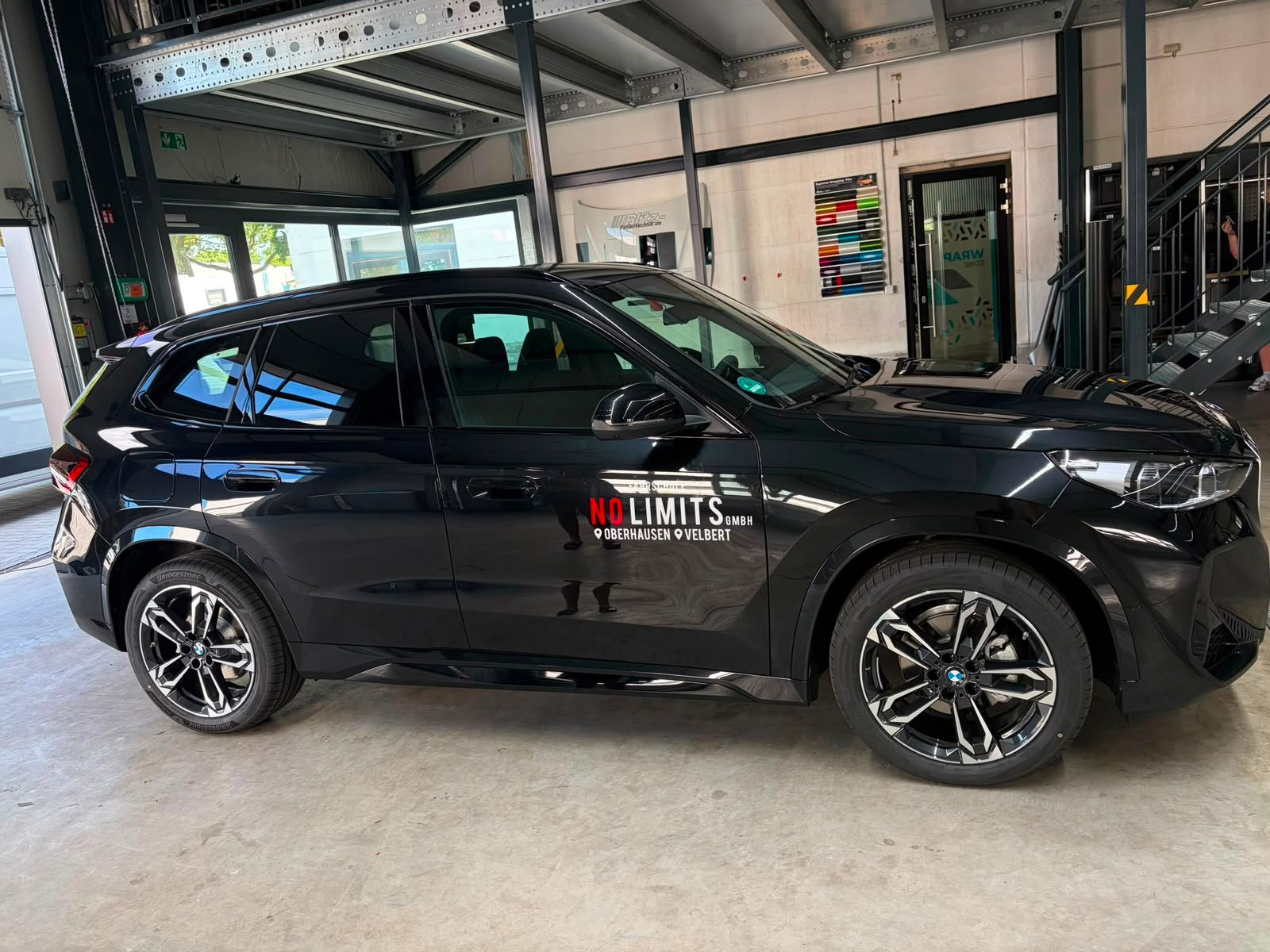 Schwarzer BMW als Fahrschulauto der No Limits Fahrschule