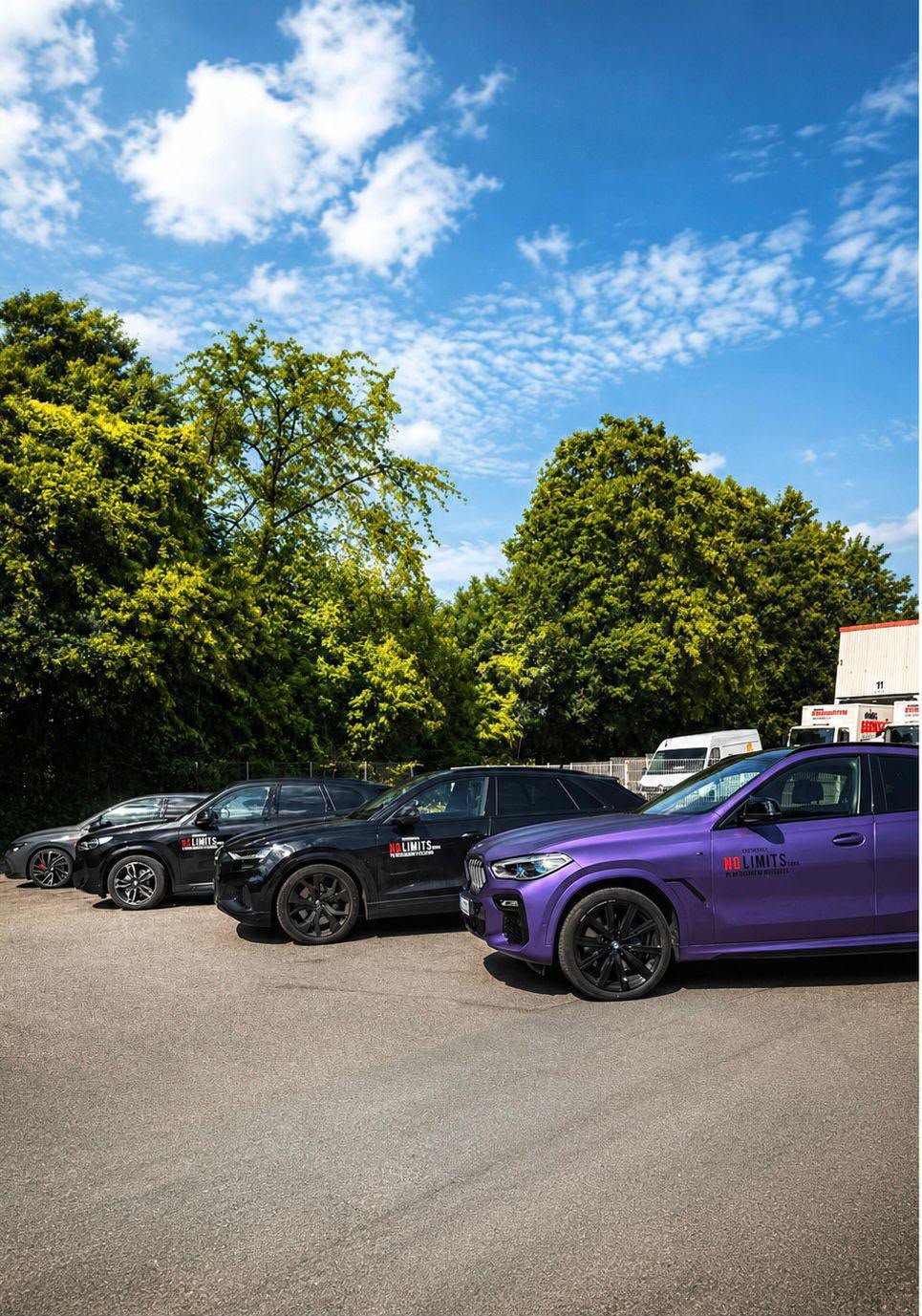 Fahrzeugflotte der No Limits Fahrschule mit violettem BMW